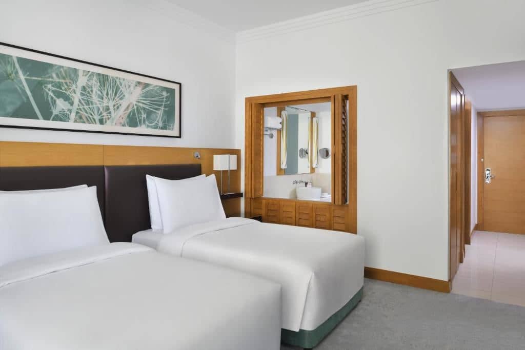 rooms-deluxe-room-partial-sea-view-with-balcony