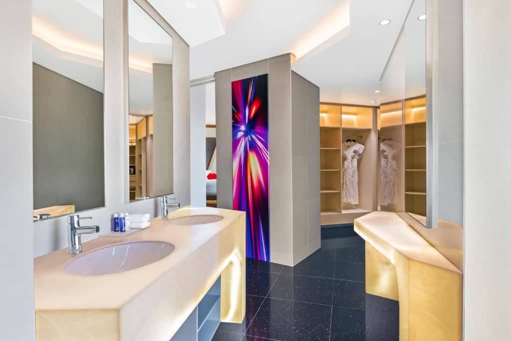 rooms-round-bed-v-suite