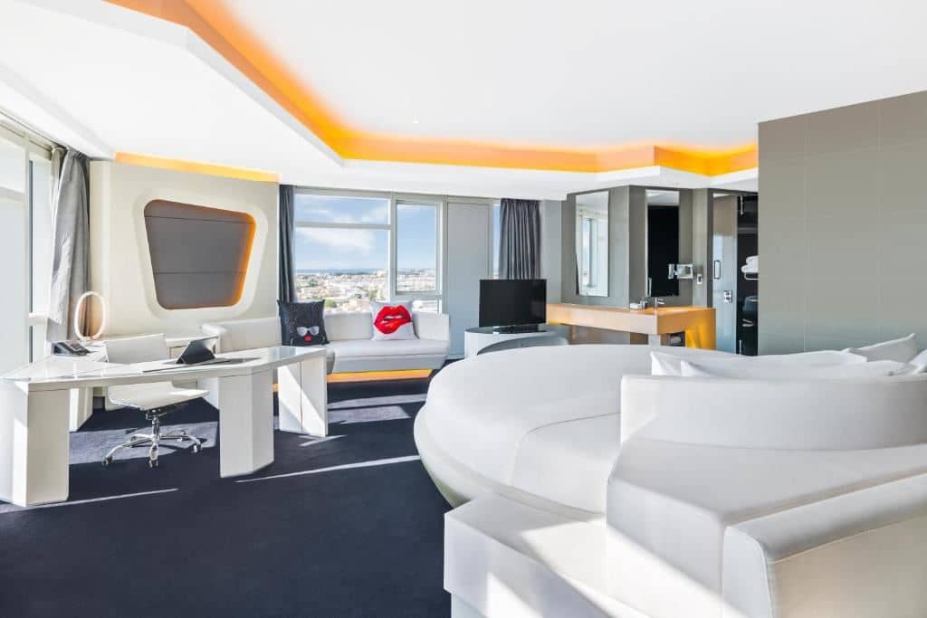 rooms-round-bed-valor-suite