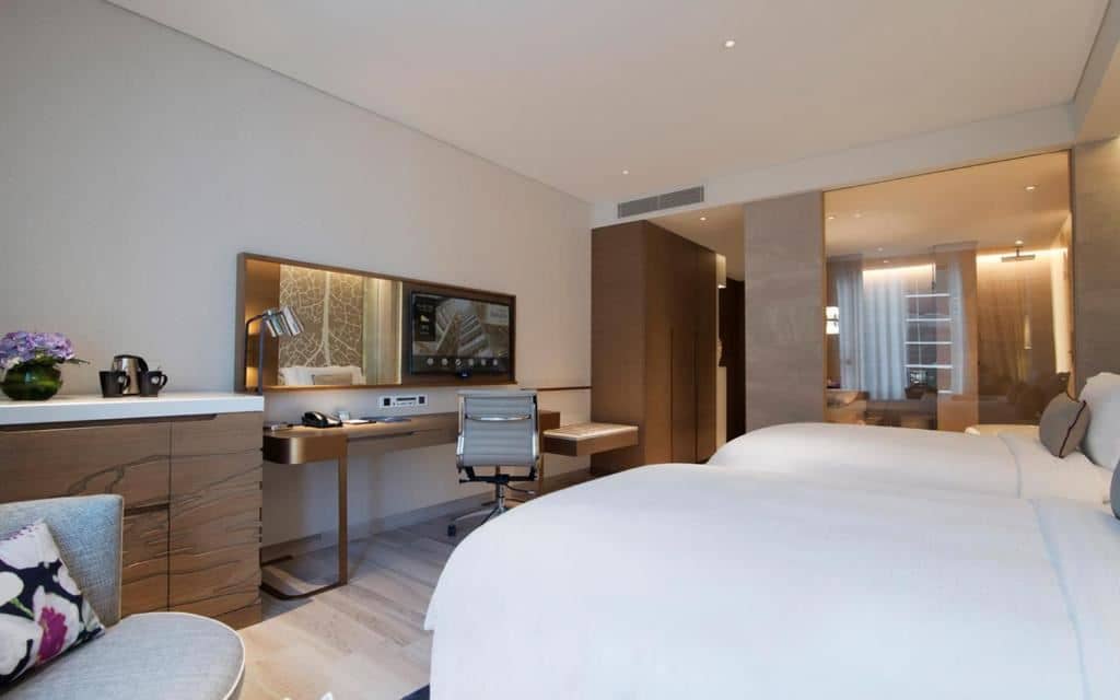 rooms-creek-view-room