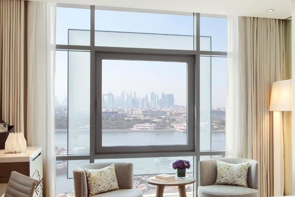 rooms-room-w-lounge-access