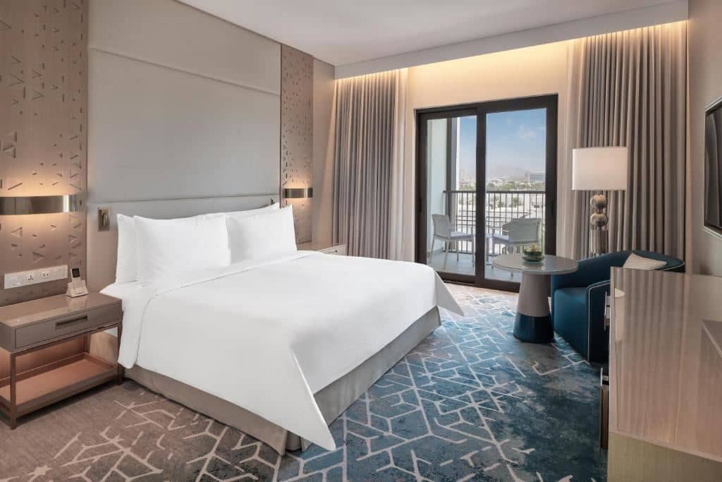rooms-deluxe-room-pool-view