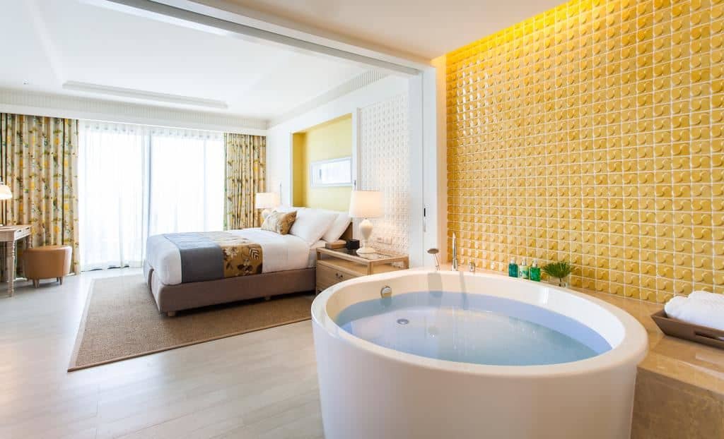 rooms-one-bedroom-suite-pool-view