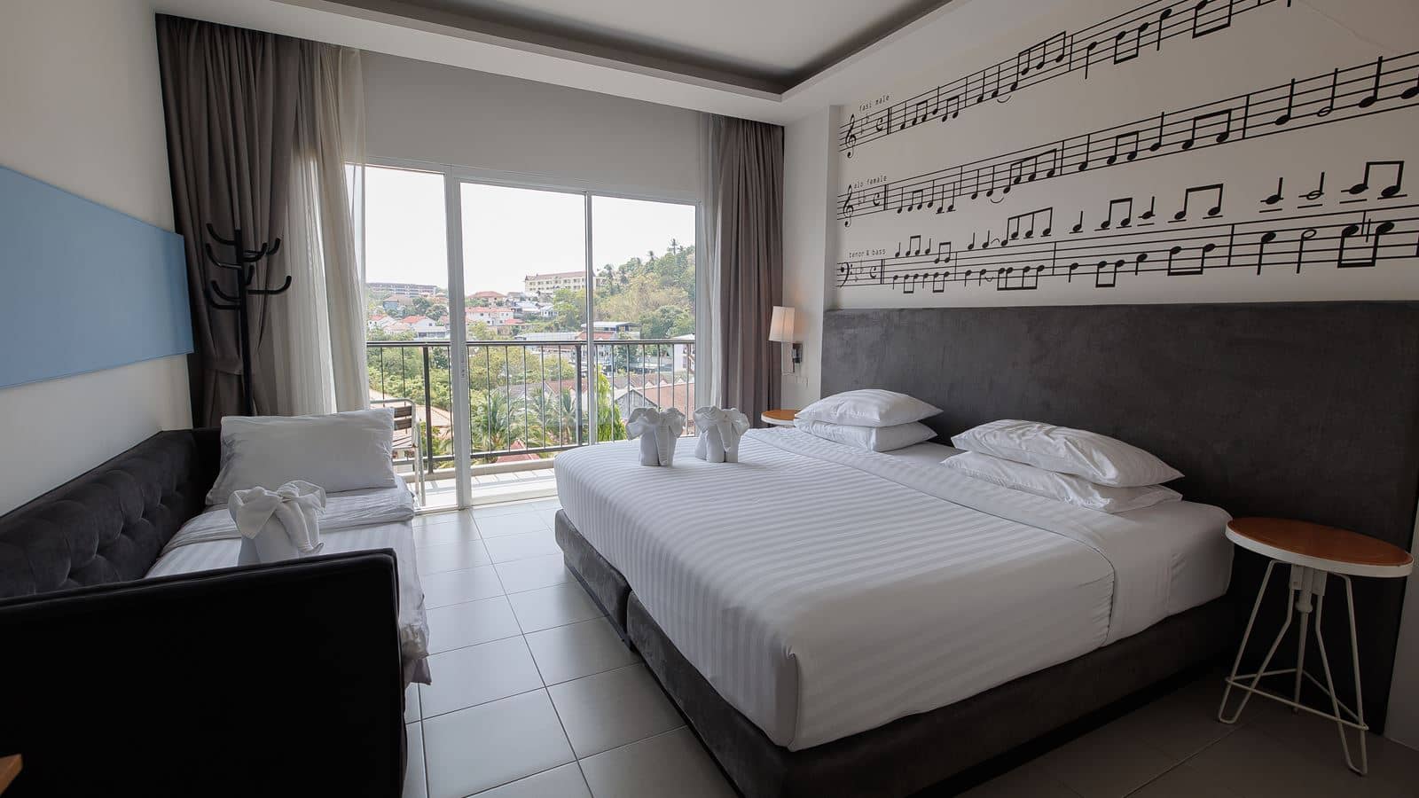 rooms-indy-deluxe-room