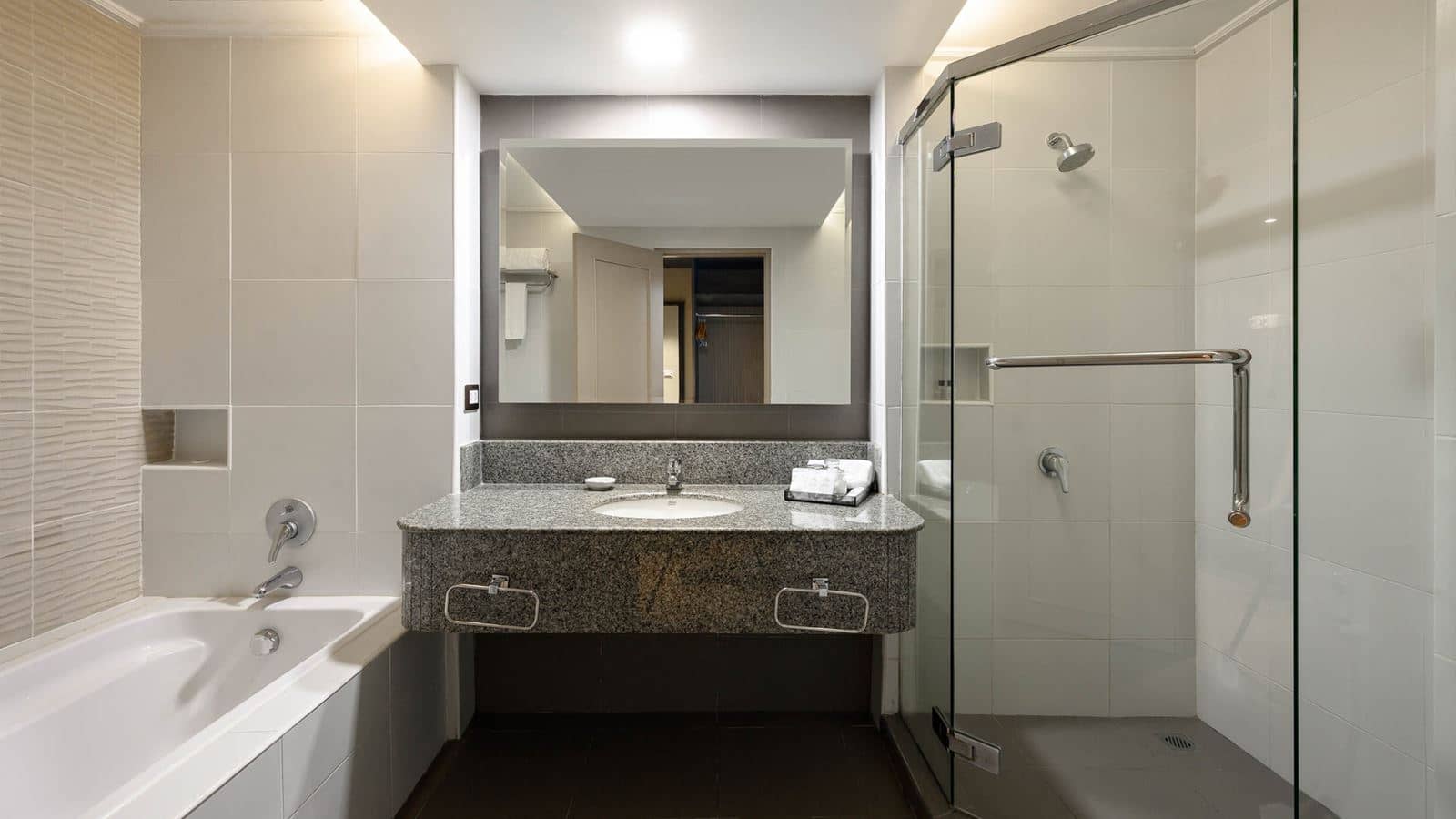 rooms-deluxe-pool-view
