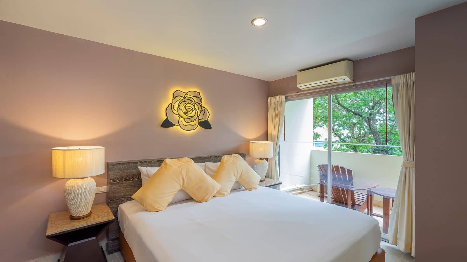 rooms-deluxe-room