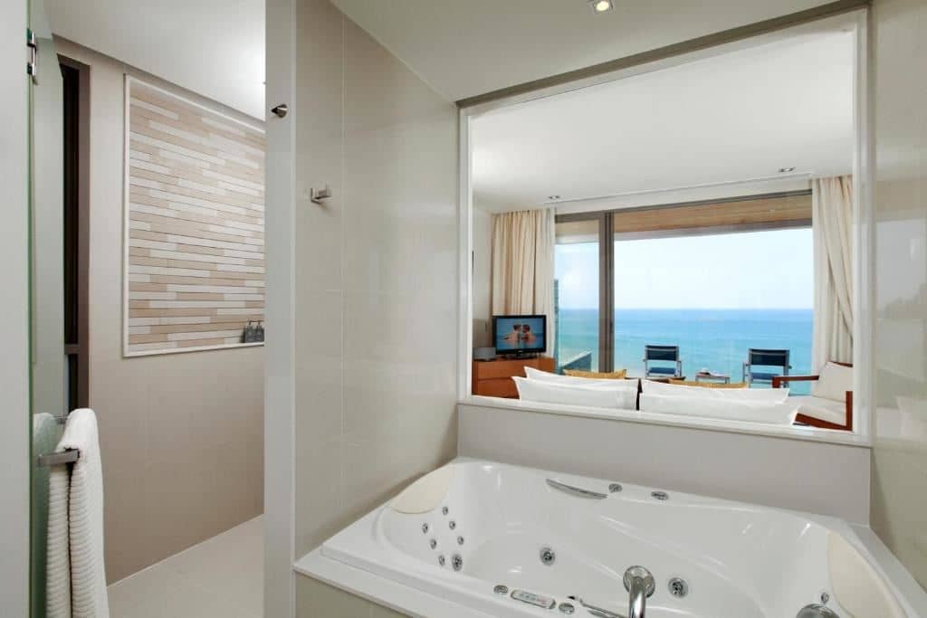 rooms-3-bedroom-ocean-front-pool-villa
