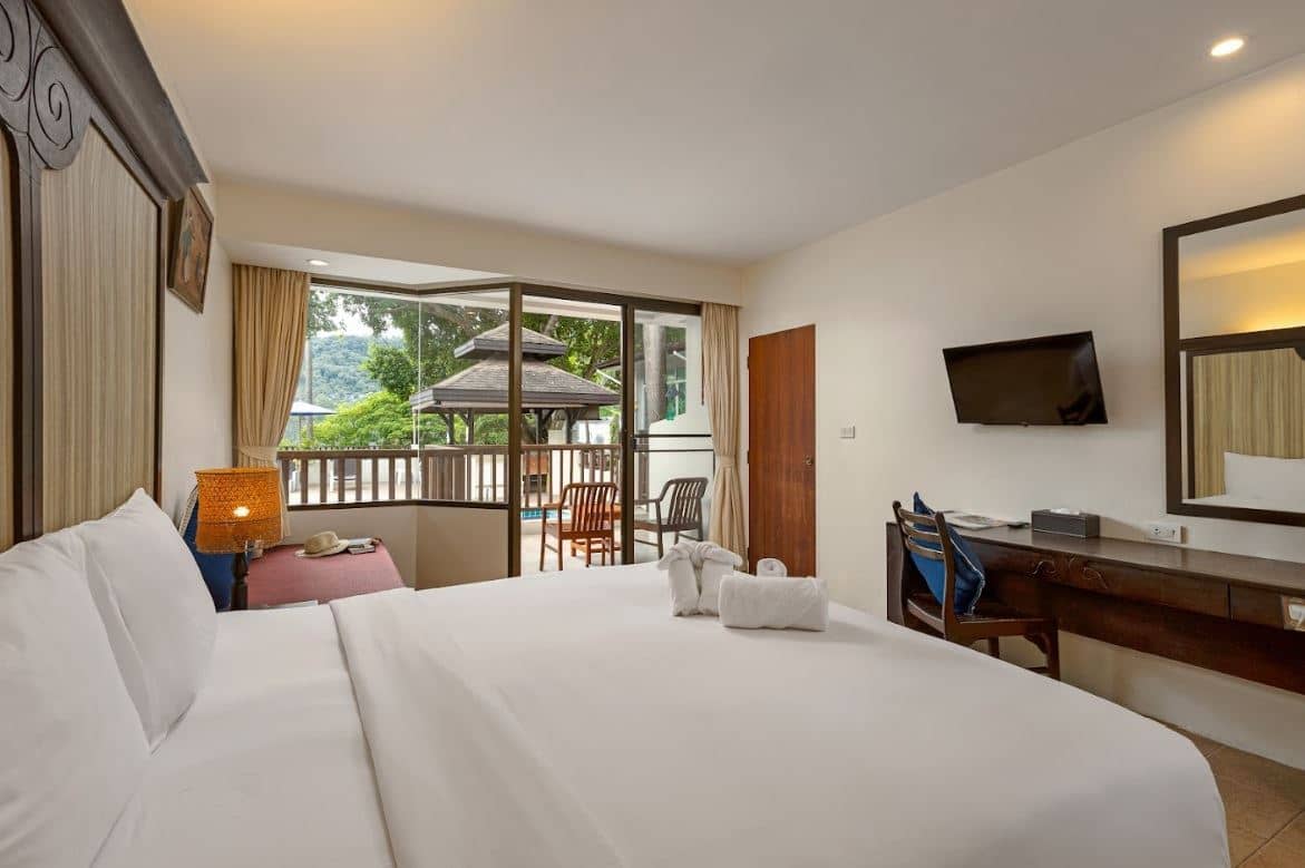 rooms-deluxe-room-pool-view