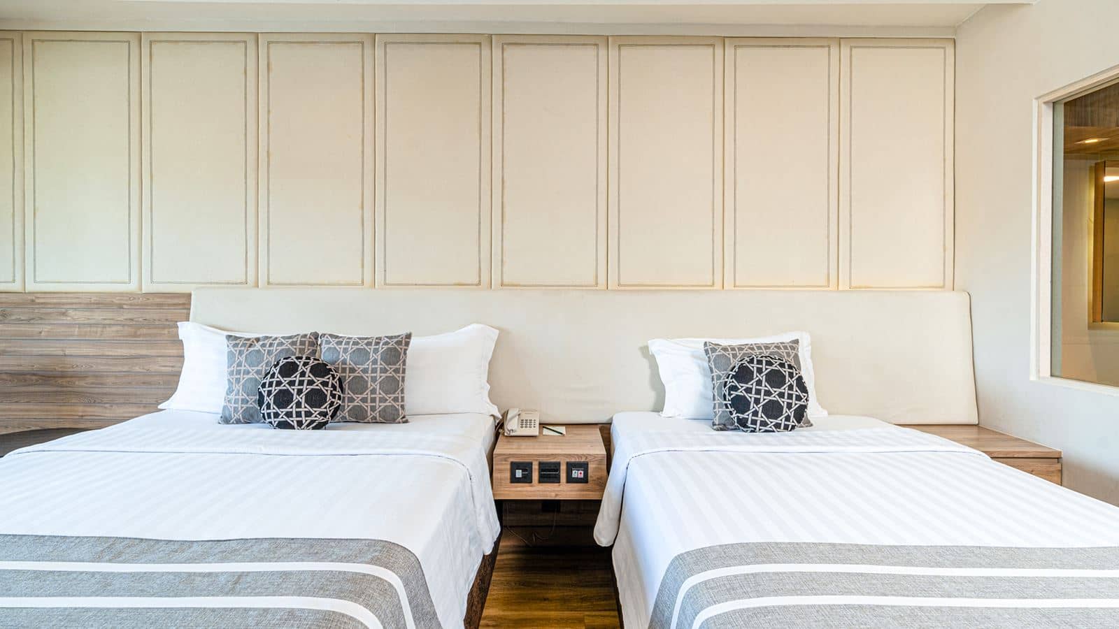 rooms-deluxe-pool-access