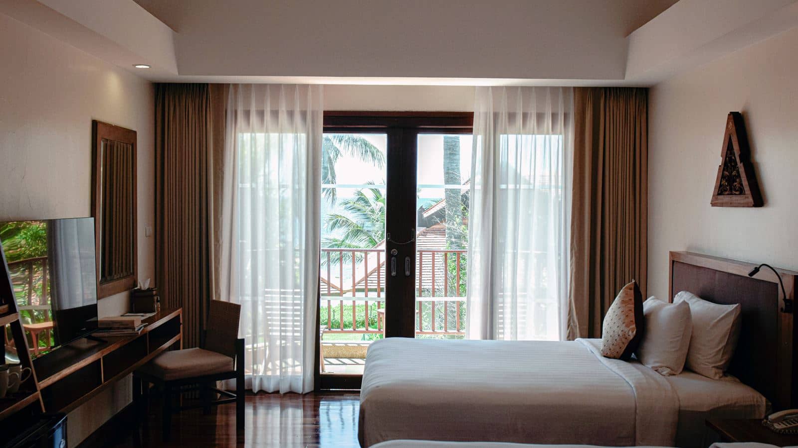 rooms-tropical-room