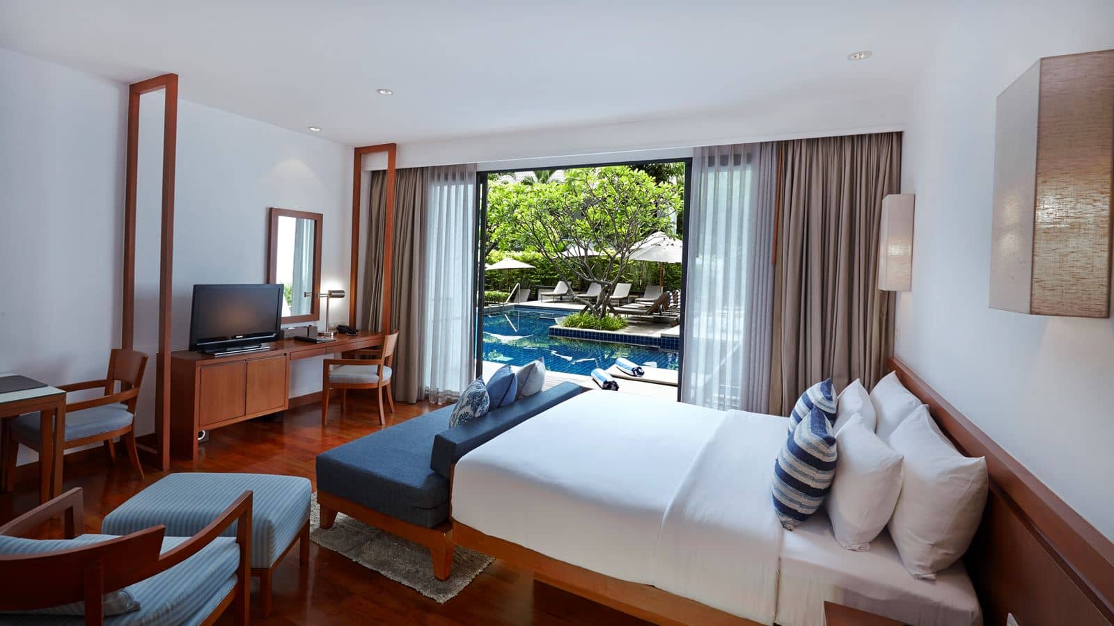 rooms-deluxe-pool-access-studio