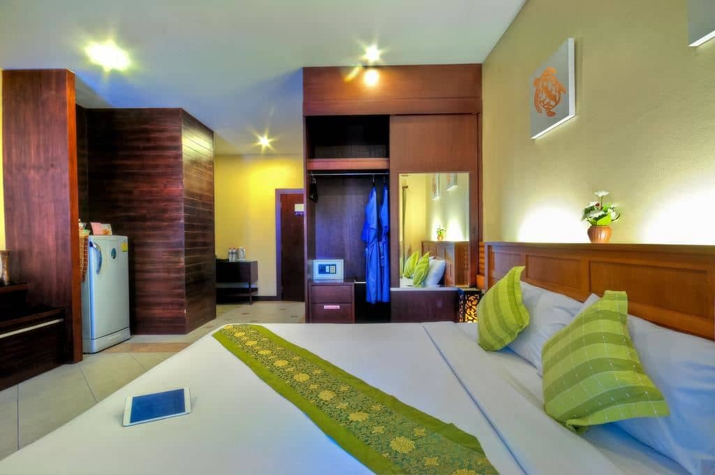 rooms-deluxe-pool-view