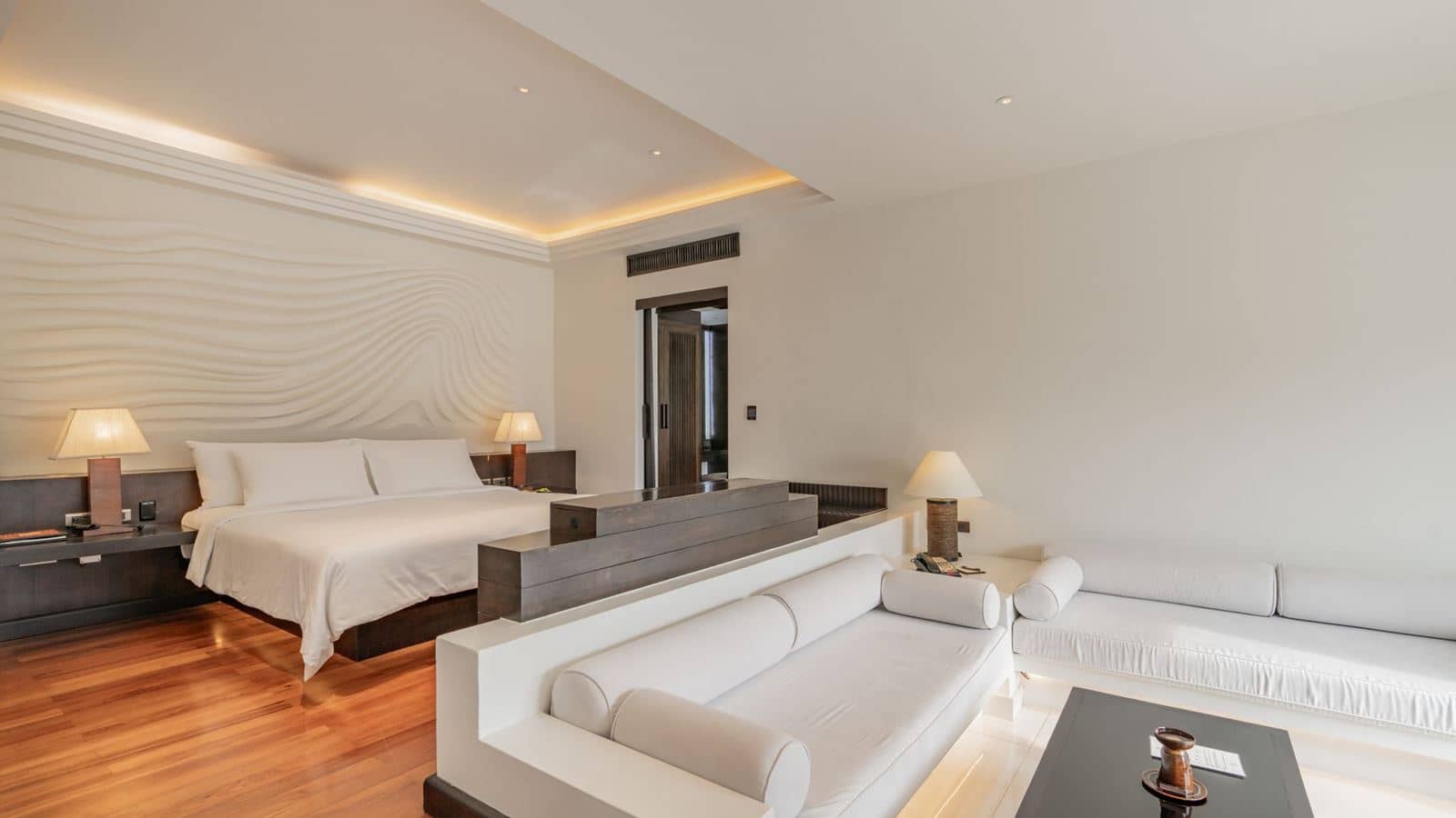 rooms-grand-pool-suite-with-partial-sea-view