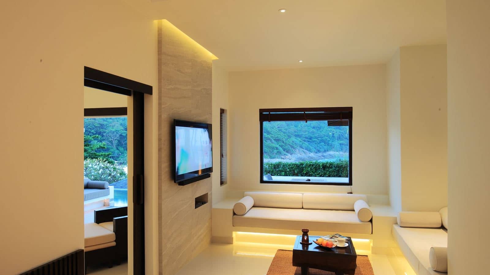 rooms-grand-pool-suite-with-partial-sea-view