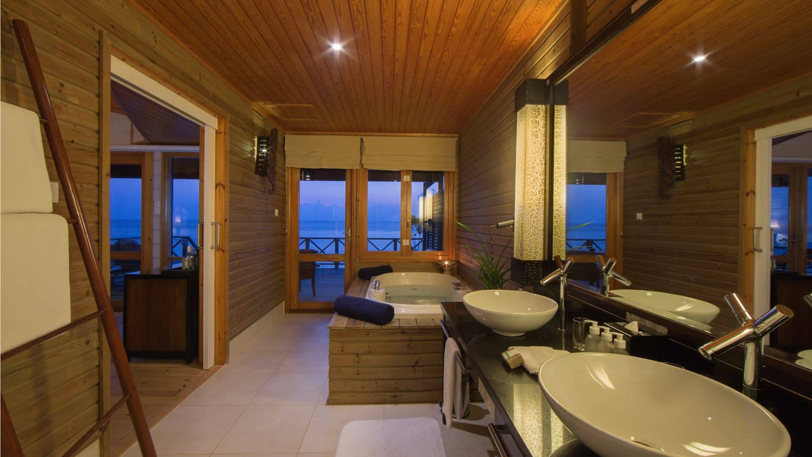 rooms-jacuzzi-water-villa