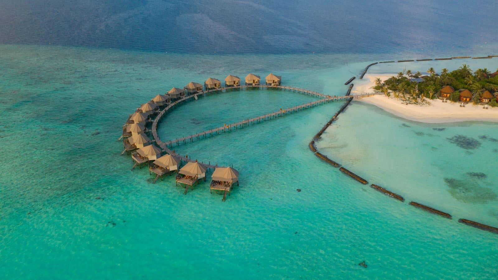 rooms-jacuzzi-water-villa