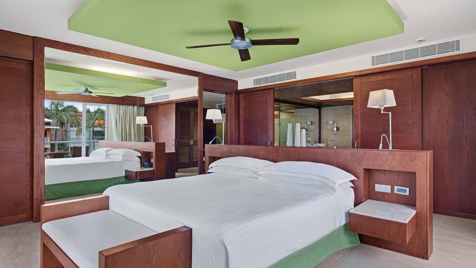 rooms-panoramic-suite-ocean-front-premium-level-single-use