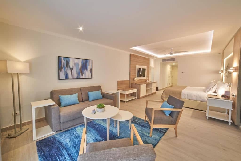 rooms-1-king-bed-swim-up-premium-junior-suite