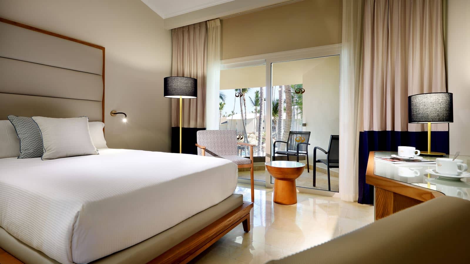 rooms-deluxe-poolside
