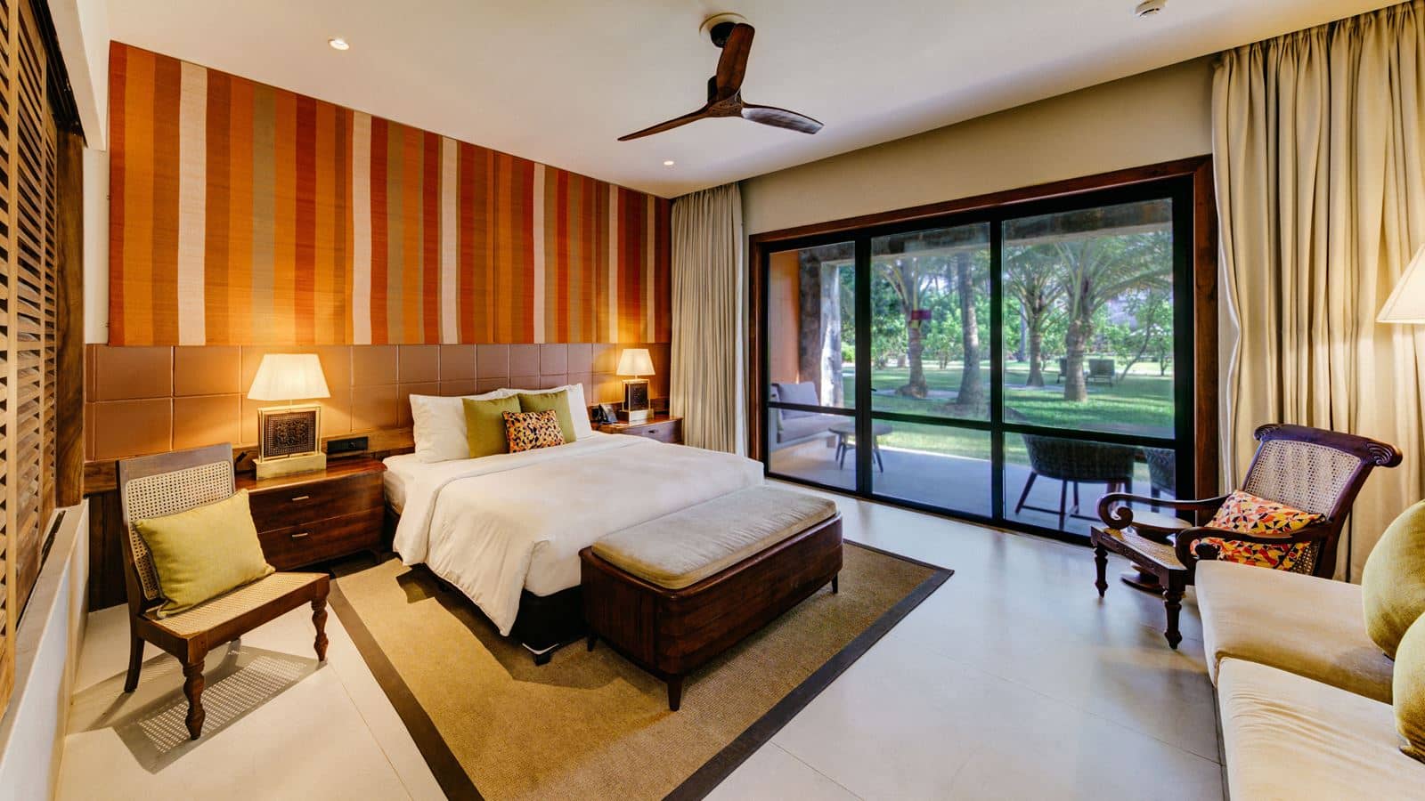 rooms-premium-pool-access