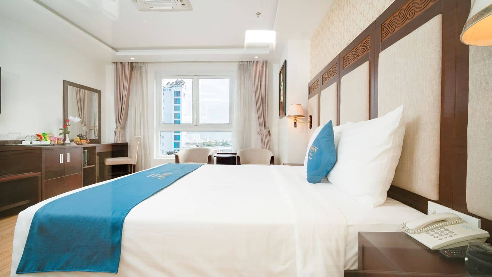 rooms-deluxe-city-view-with-balcony