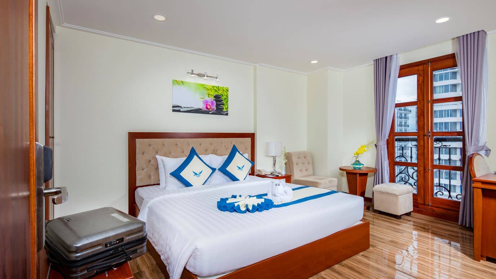 rooms-senior-city-view-with-balcony
