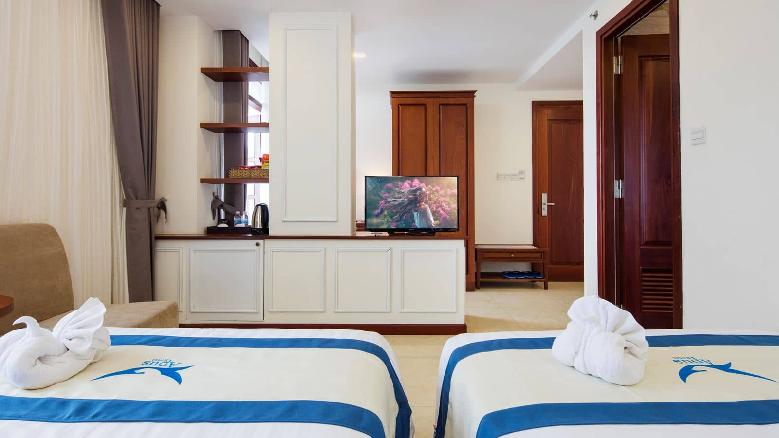 rooms-senior-city-view-with-balcony-child-without-extra-bed