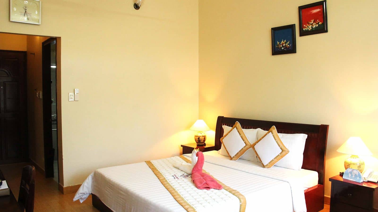 rooms-room-deluxe-at-sea-side-with-balcony