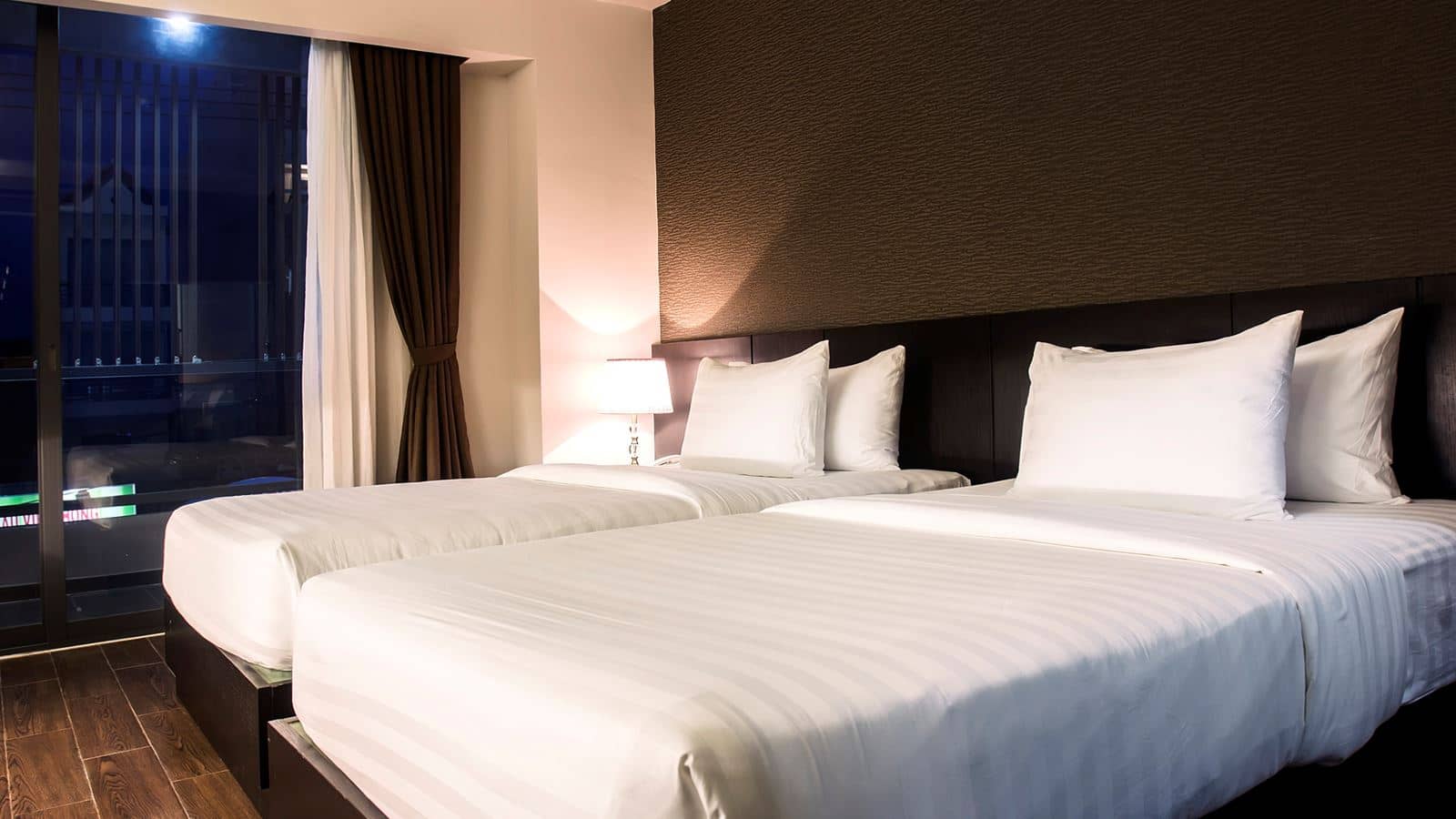 rooms-senior-deluxe-city-view
