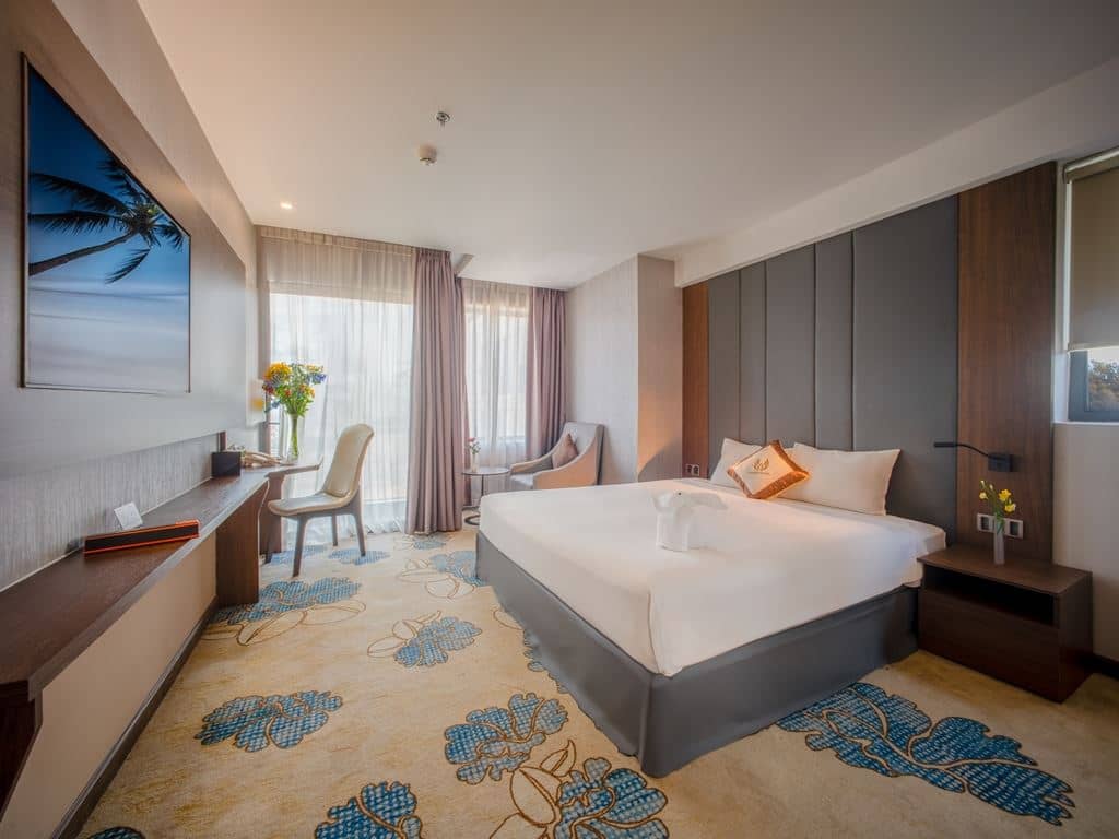 rooms-premier-deluxe-city-view-with-balcony-no-extra-bed