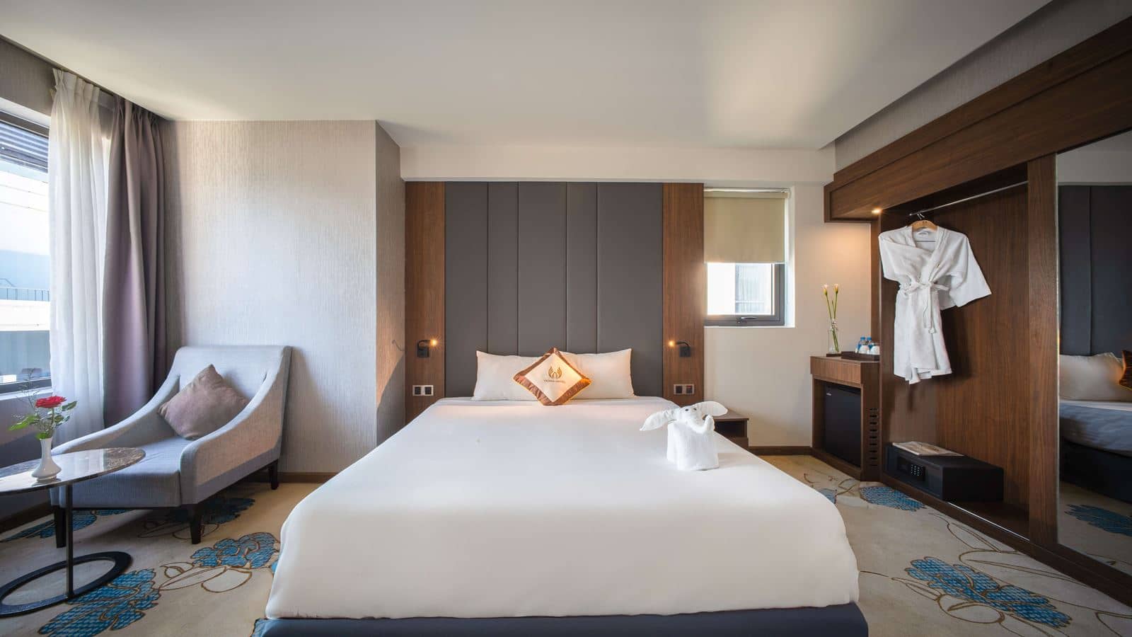 rooms-premier-deluxe-city-view-with-balcony-no-extra-bed