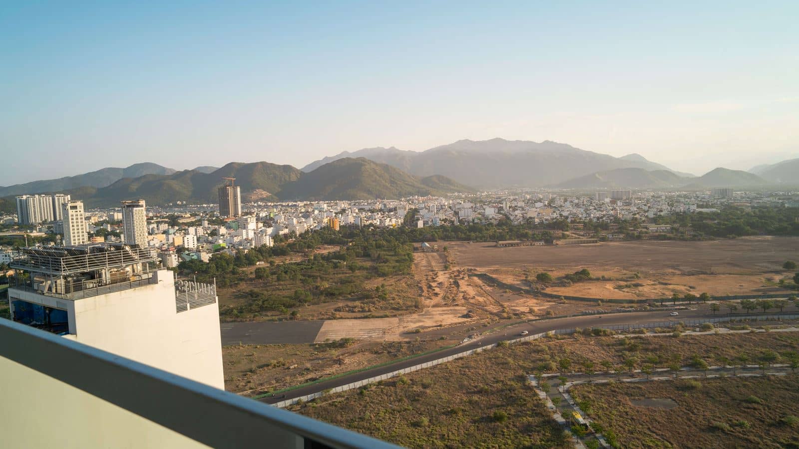 rooms-premier-deluxe-city-view-with-balcony-no-extra-bed