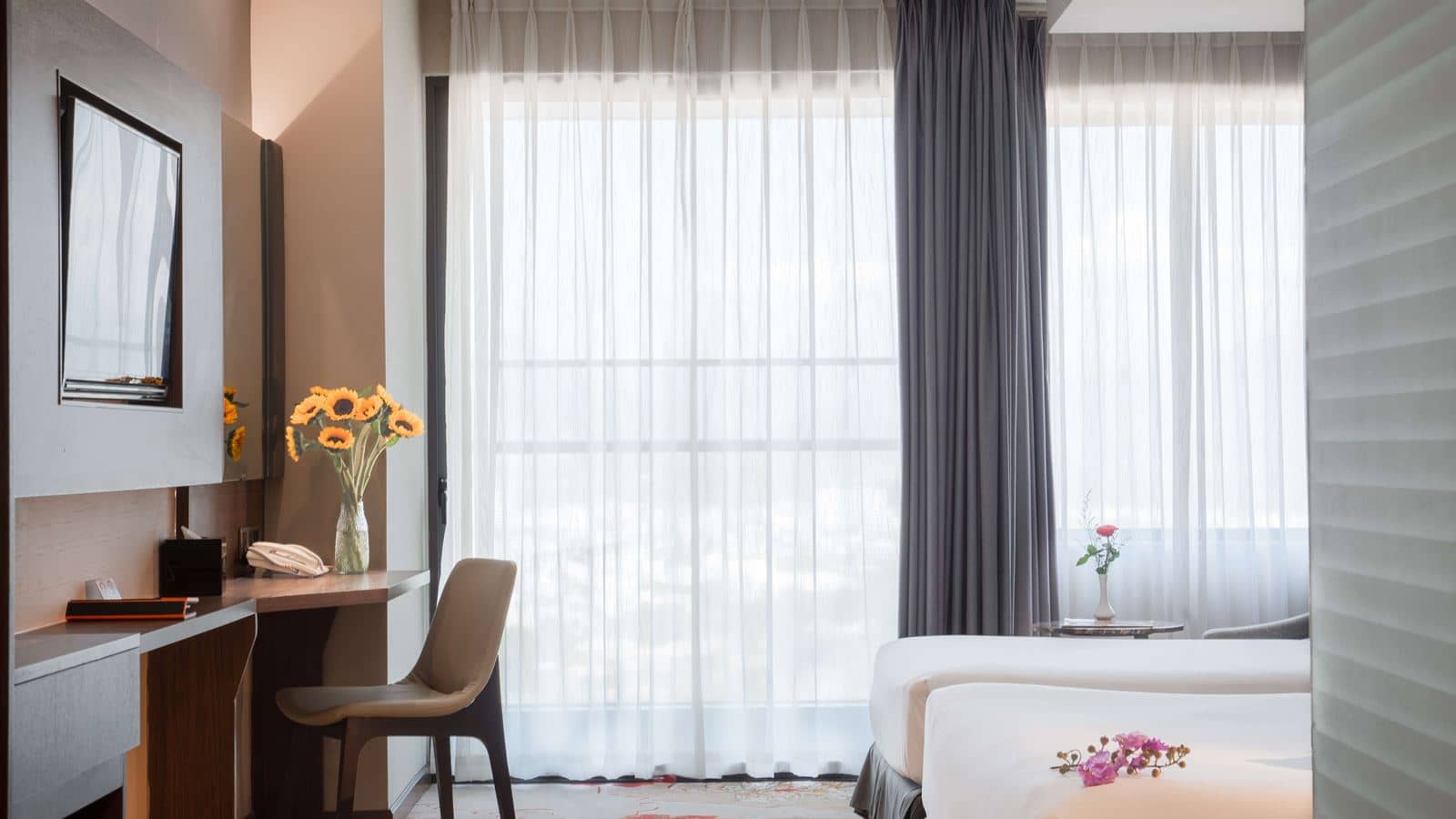 rooms-premier-deluxe-city-view-with-balcony-no-extra-bed