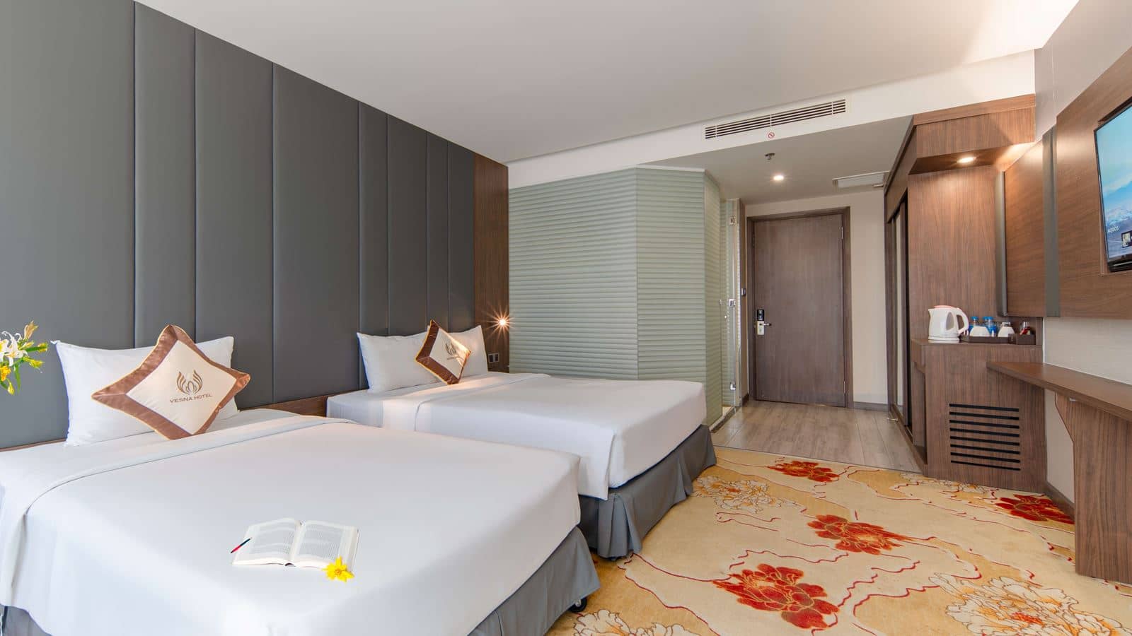 rooms-premier-deluxe-city-view-with-balcony-no-extra-bed