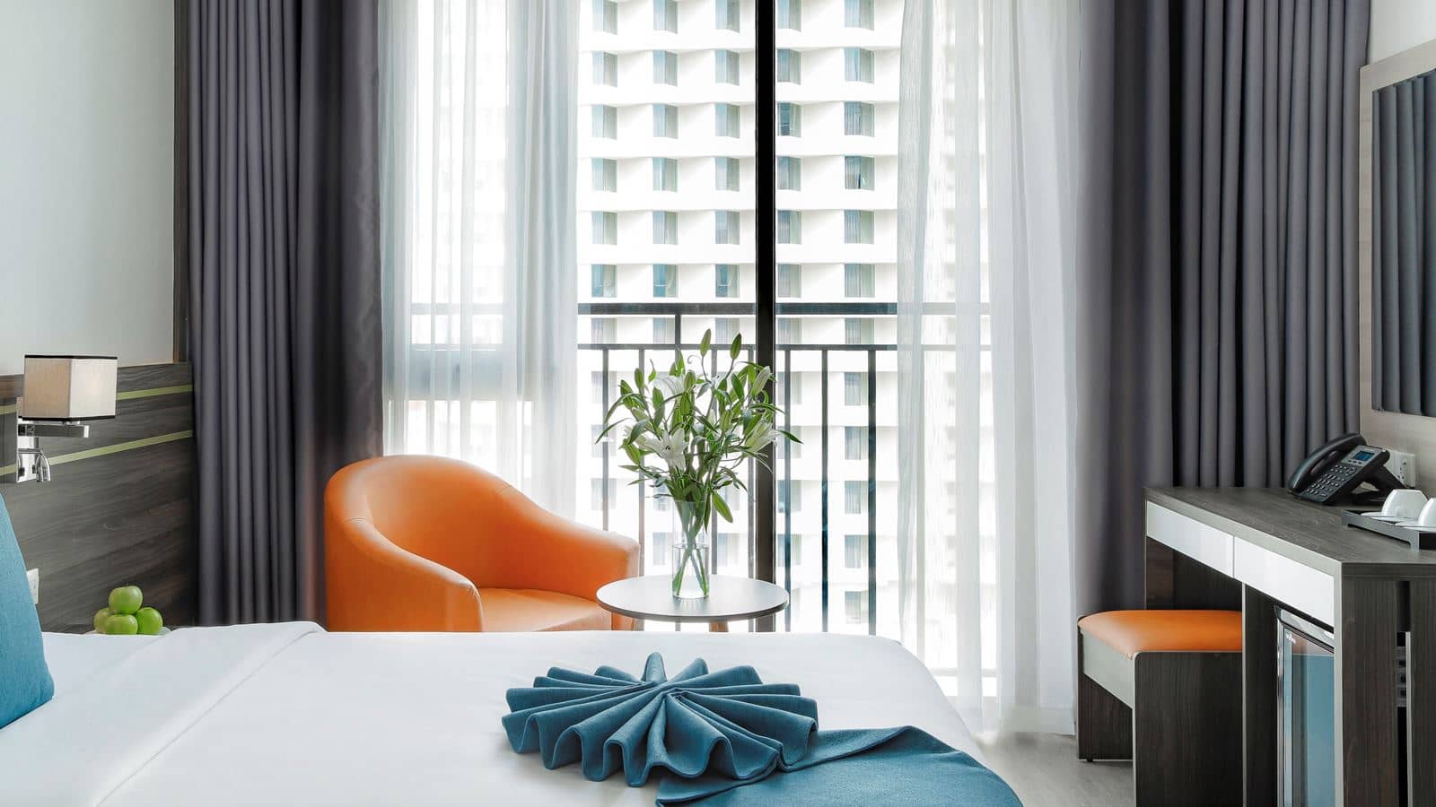 rooms-senior-deluxe-partial-seaview-with-balcony-child-without-extra-bed