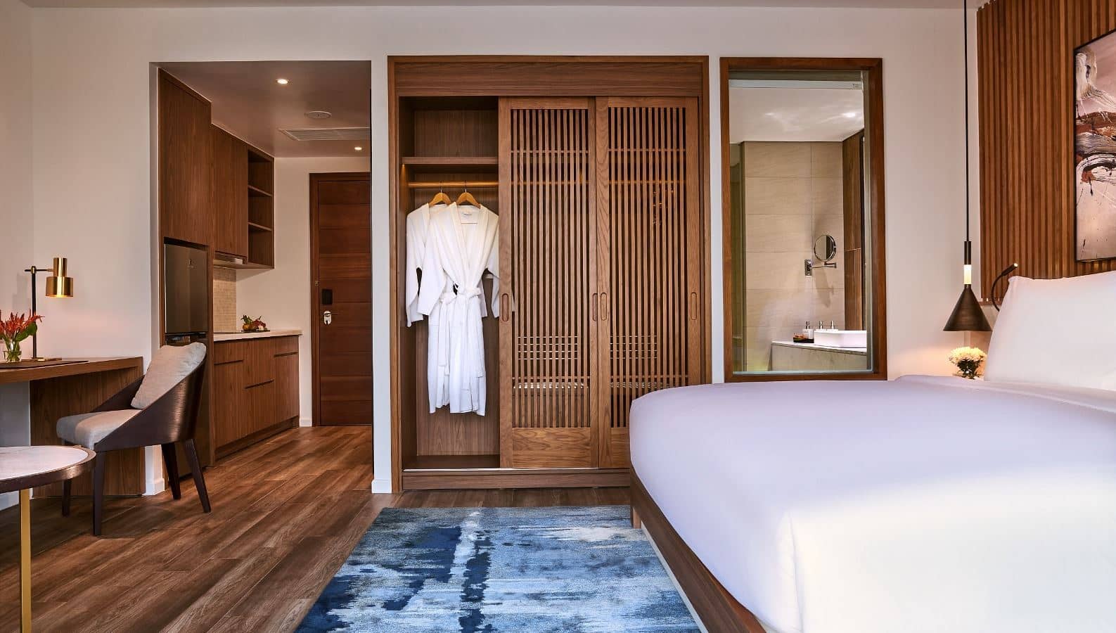 rooms-studio-king-room-with-balcony-no-extra-bed
