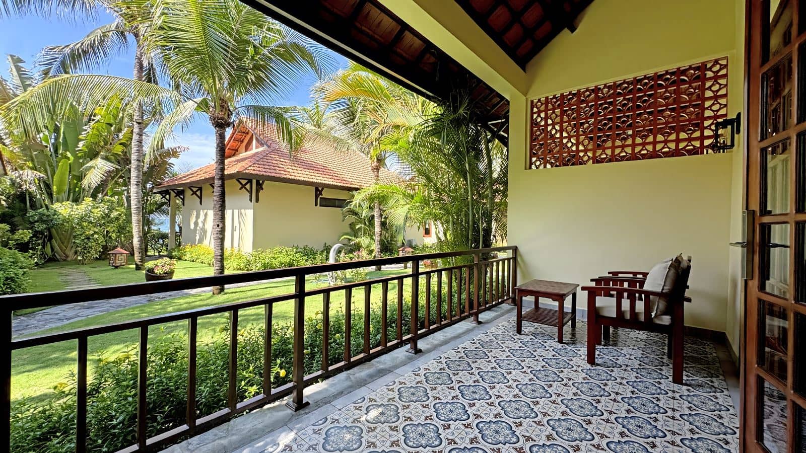 rooms-bungalow-garden-or-pool-view