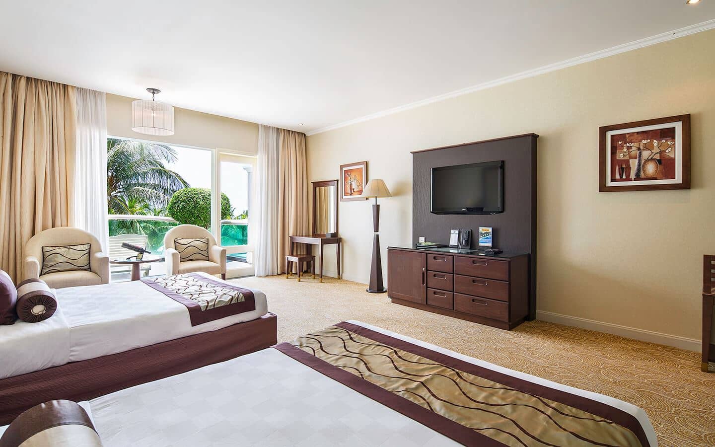 rooms-deluxe-pool-view-with-balcony