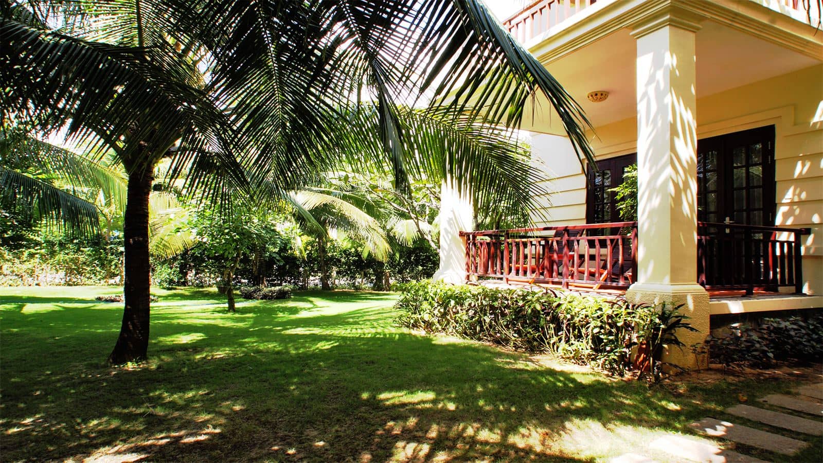 rooms-room-deluxe-gardenview-balcony
