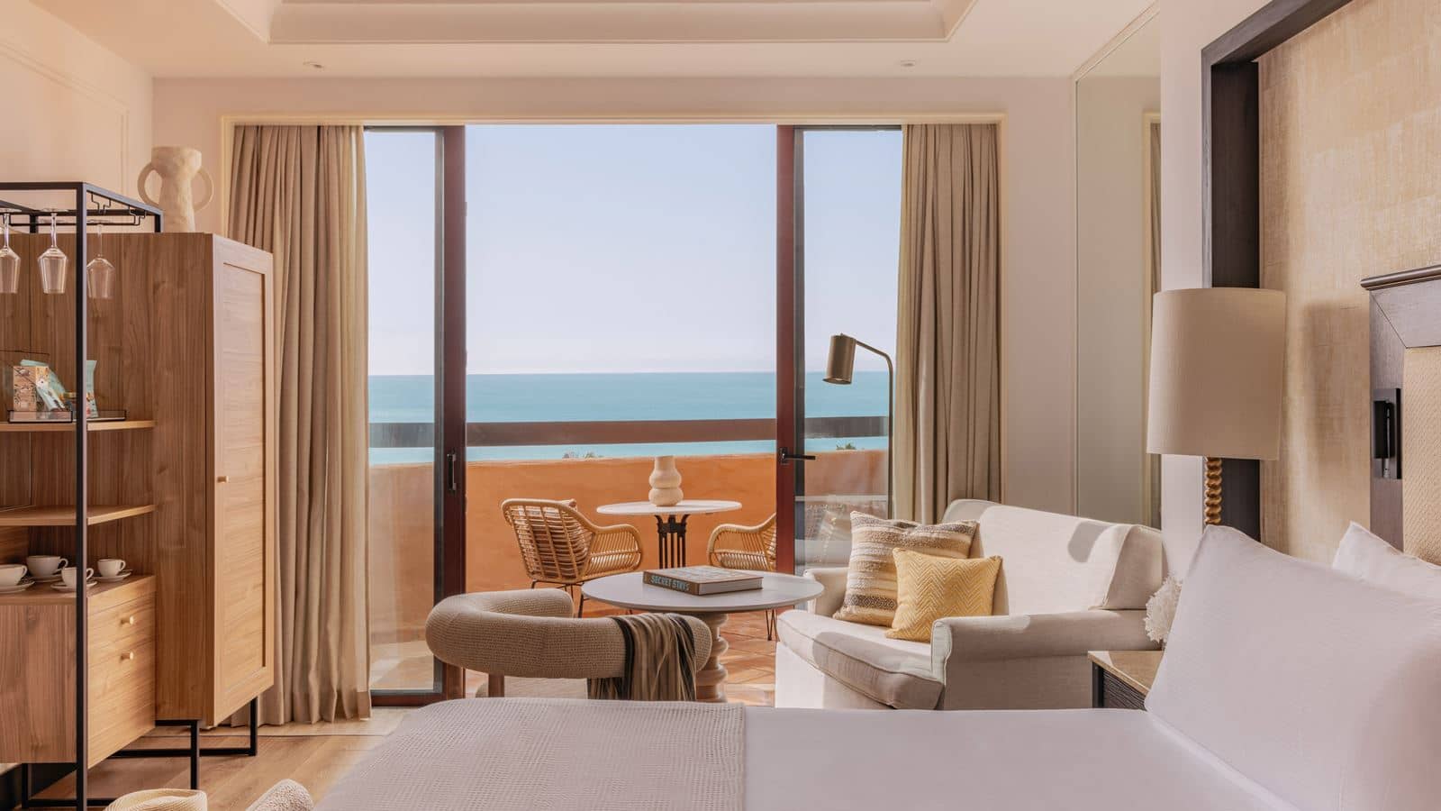 rooms-b2w-double-deluxe-frontal