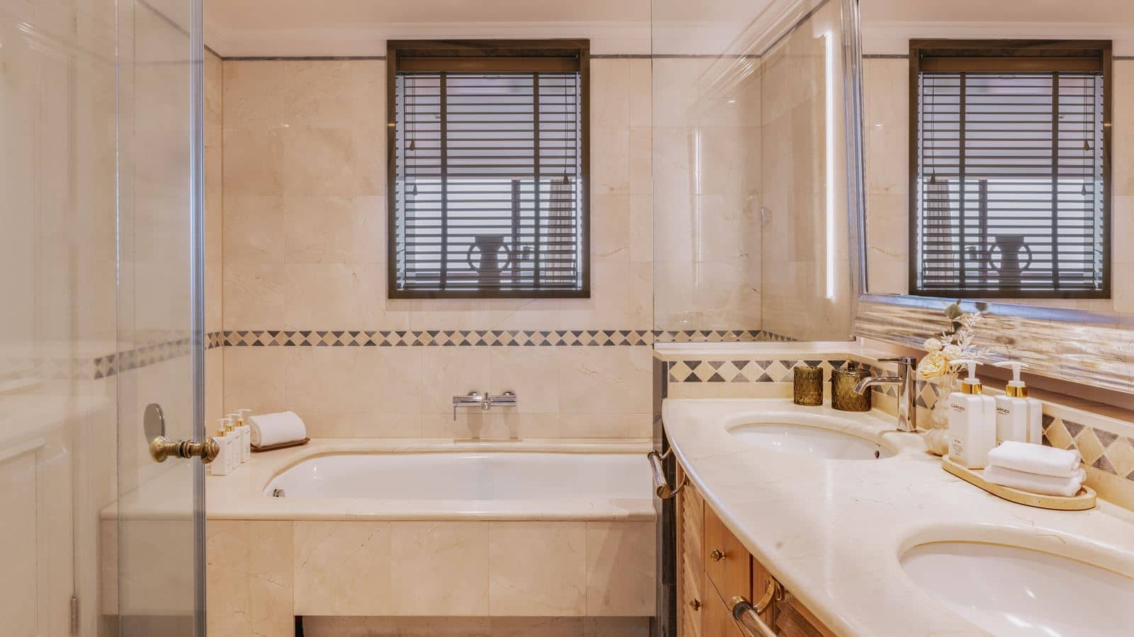 rooms-b2w-double-deluxe-frontal