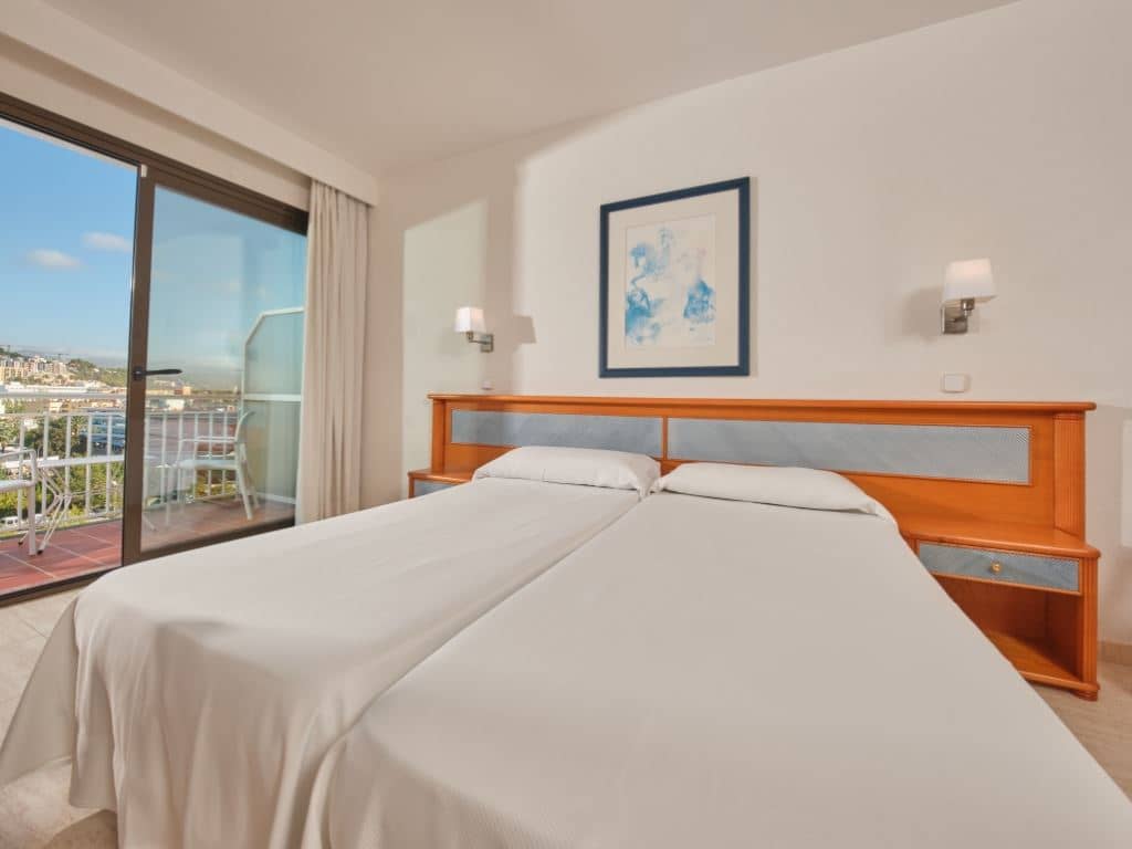 rooms-twin-pool-view
