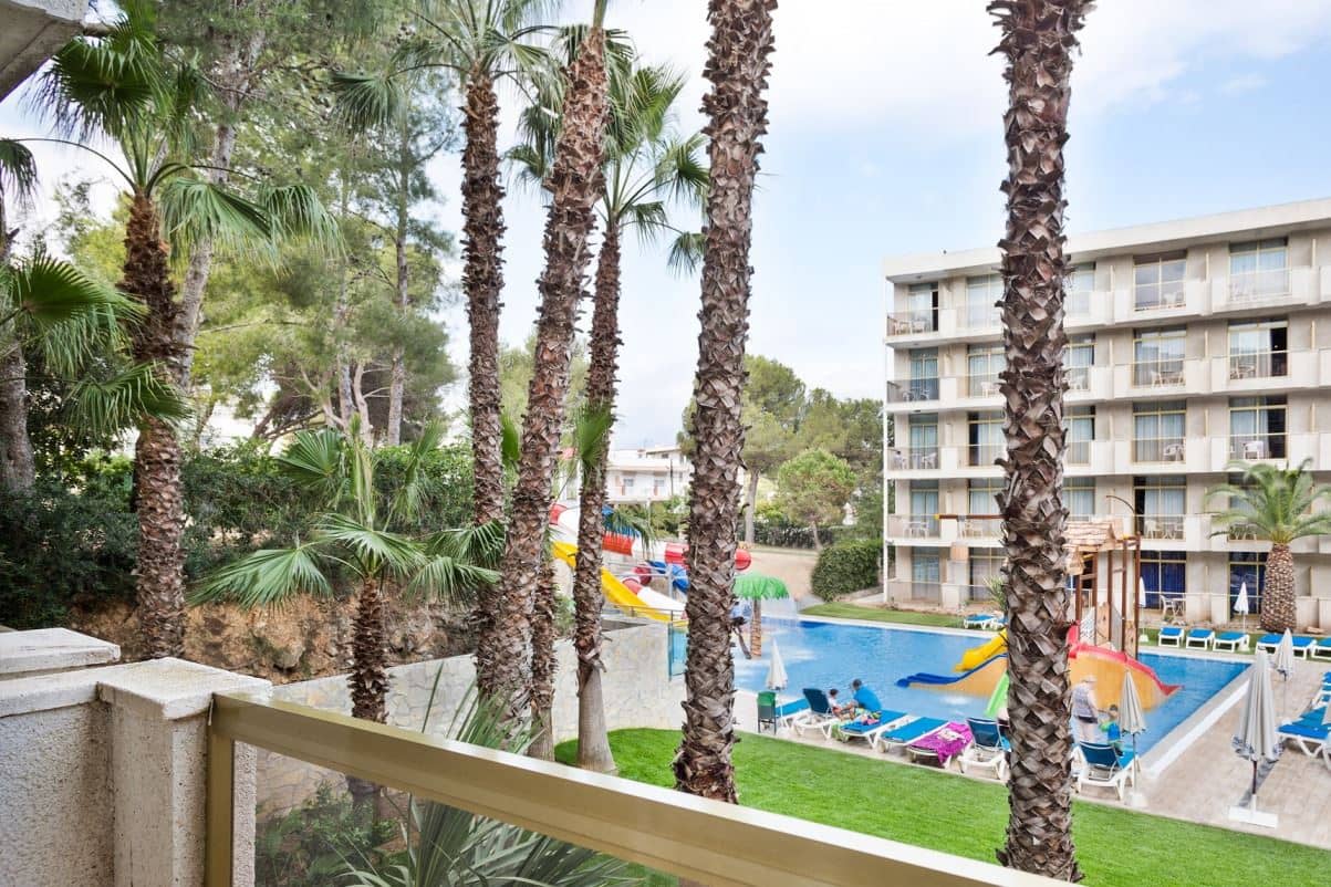 rooms-double-room-pool-view