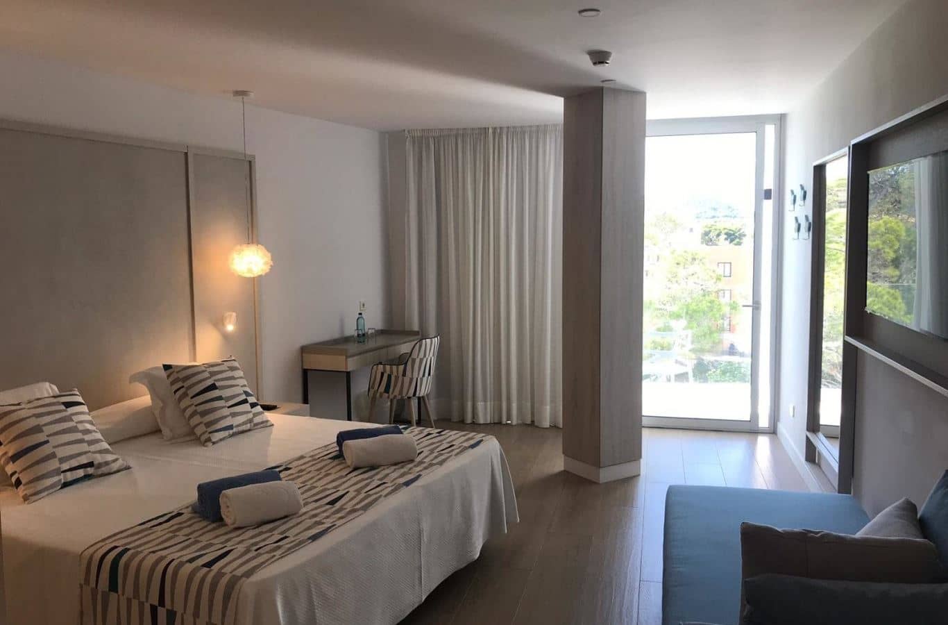 rooms-double-superior-mainbuilding-double-balcony-or-terrace