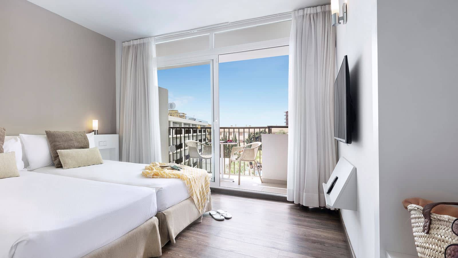 rooms-standard-juniorsuite-poolview