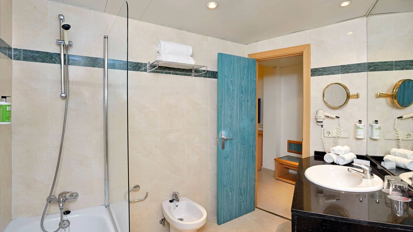 rooms-double-standard-room-lateralseaview