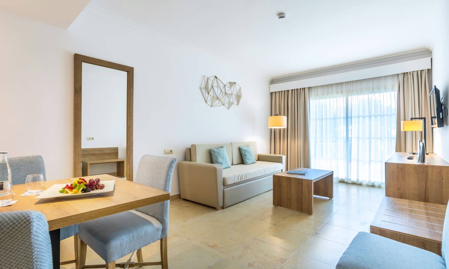 rooms-one-bedroom-suite-pool-view