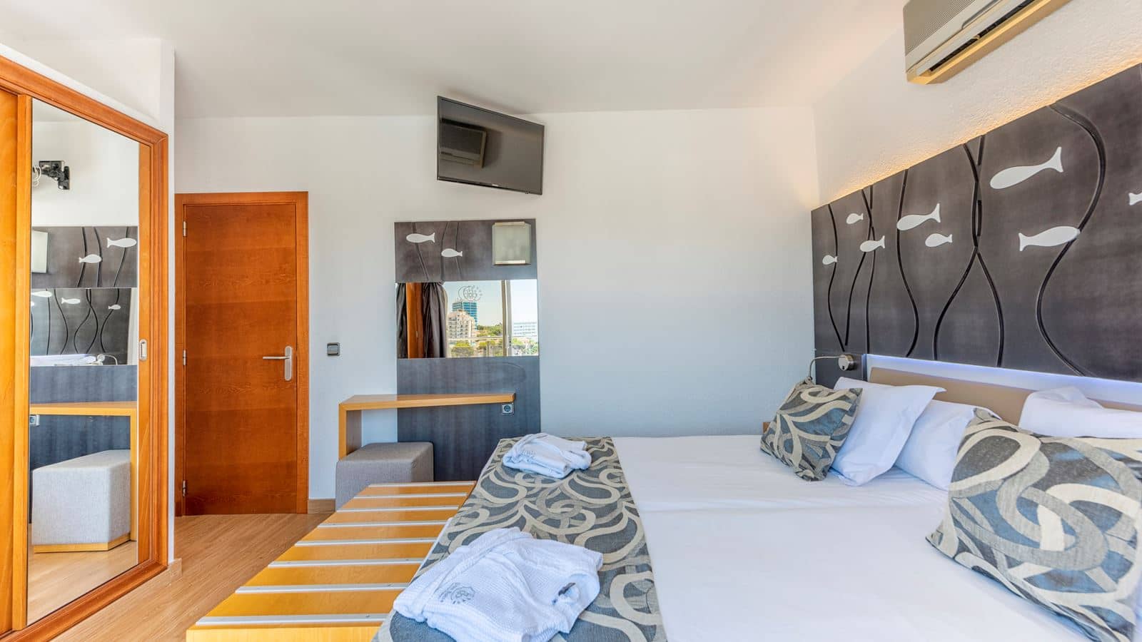 rooms-single-standard-room-balcony-or-terrace