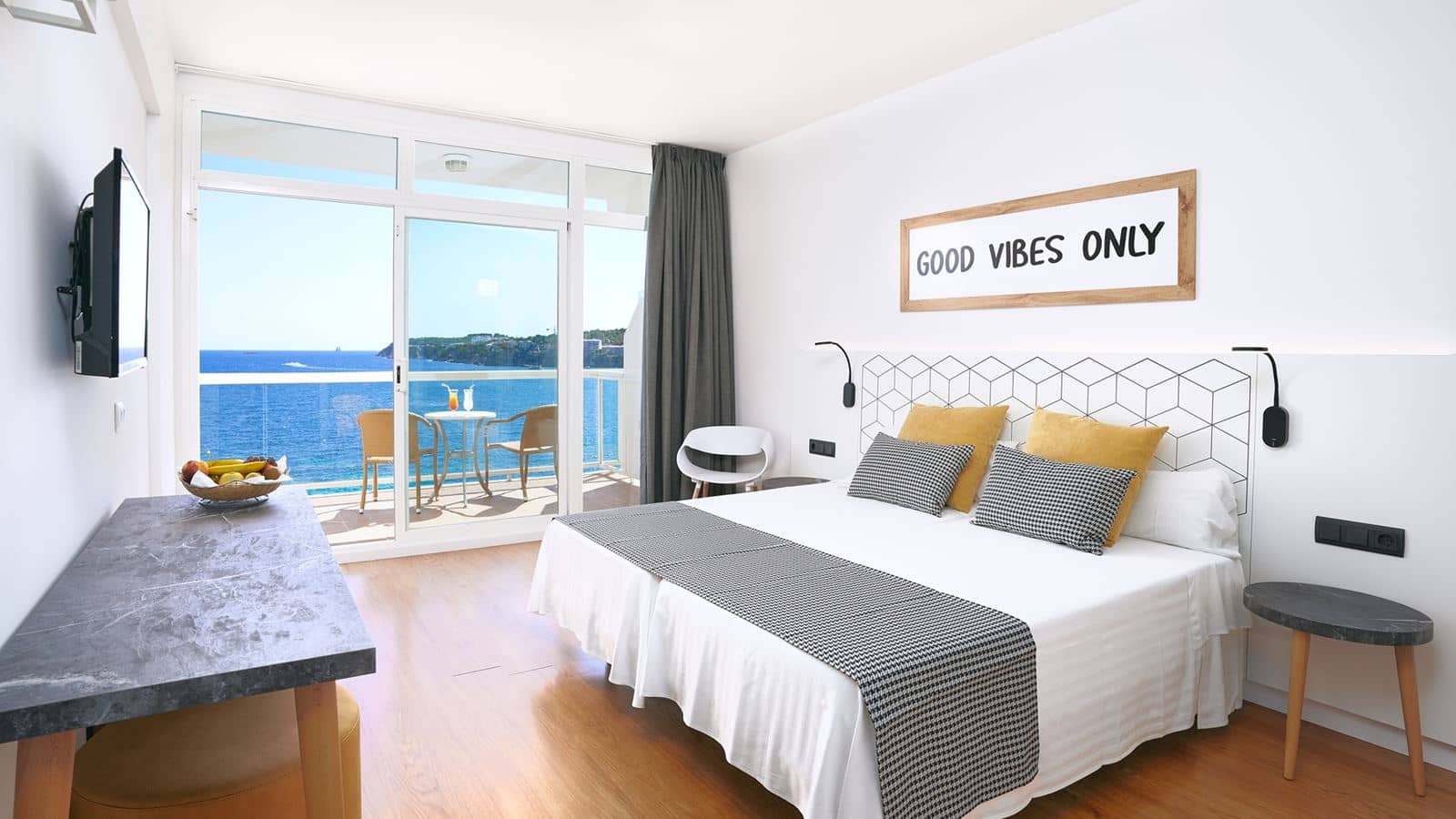rooms-standard-sea-view-bath-or-tube-and-balcony-or-terrace
