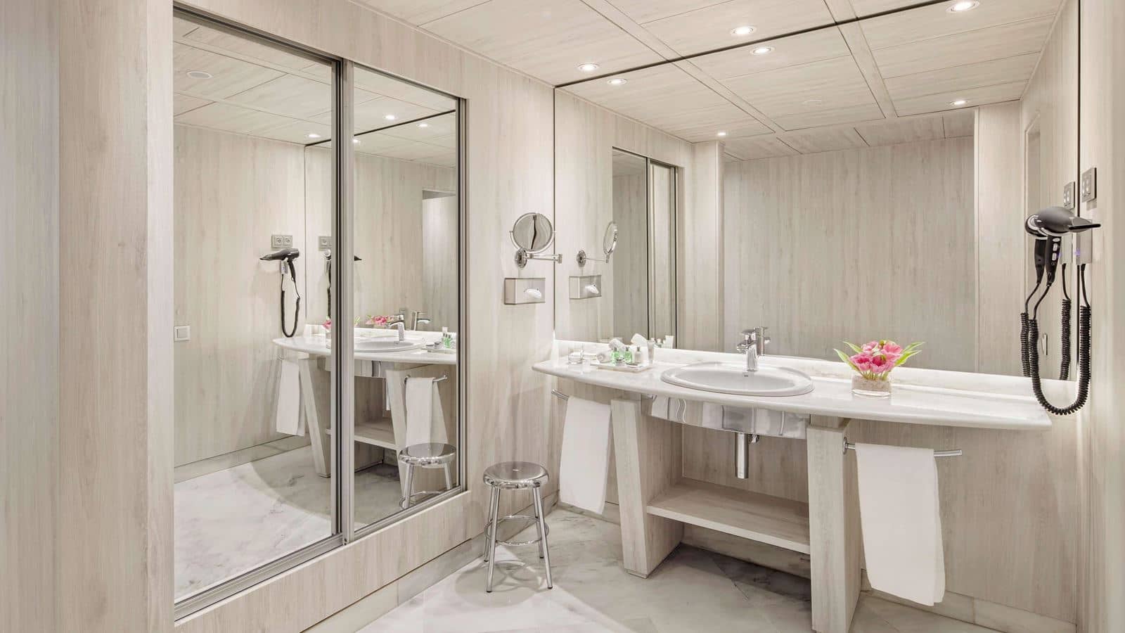 rooms-family-room-capacity-4